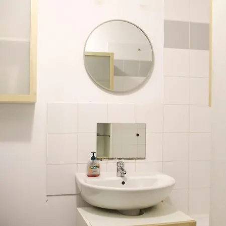 Apartment Spacious 69 M Nest With Balcony