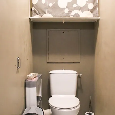 Spacious 69 M Nest With Balcony Apartment *