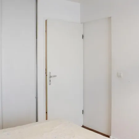 Apartment Spacious 69 M Nest With Balcony