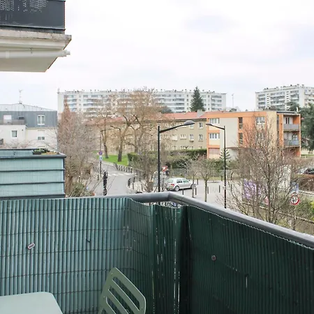Spacious 69 M Nest With Balcony Apartment *