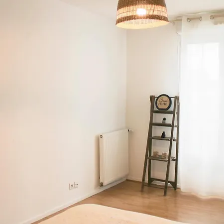 Apartment Spacious 69 M Nest With Balcony