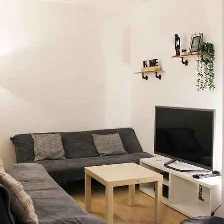 Apartment Spacious 69 M Nest With Balcony